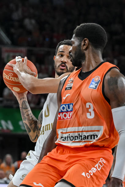 坚决回防 坚决回防